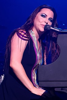 How tall is Amy Lee?